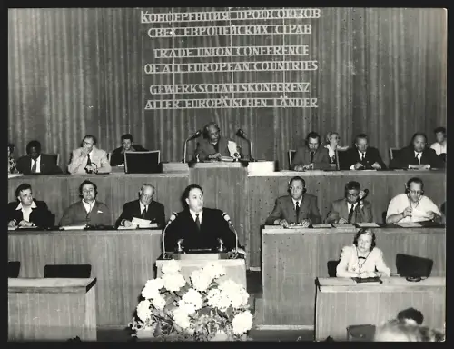 Fotografie Generalsekretär des Weltgewerkschaftsbundes Louis Saillant bei seiner Ansprache in Berlin 1954