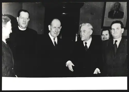 Fotografie CSR-Delegation in Moskau mit Präsident Zapotocky und J.T. Grischin