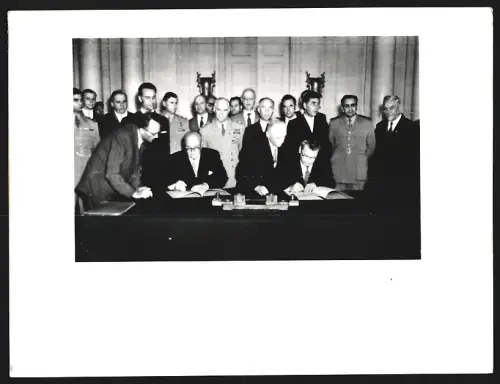 Fotografie Ministerpräsident Bulganin mit Minister Ghaled Asem und I. I. Kusmin, 1957
