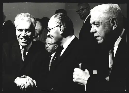 Fotografie Sowjetischer Diplomat Semjon Zarapkin im Portrait mit anderen