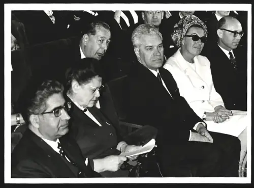 Fotografie Staatssekretär Gerhard Jahn mit Frau Nina Popowa und Botschafter Zarapkin in Wiesbaden