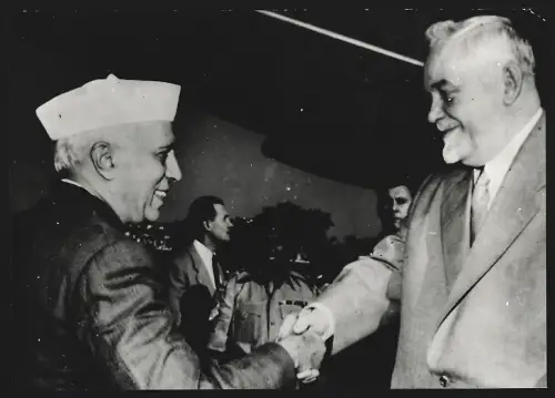 Fotografie Sowjetischer Marschall Bulganin in Neu Delhi mit Premierminister Nehru, 1955