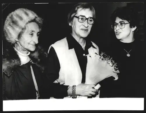Fotografie Jelena Bonner, Ehefrau des Dissidenten Andrej Sacharow, mit Blumenstrauss in Boston