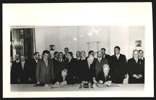 Fotografie Gemeinsame Erklärung der DDR und Sowjetunion in Moskau, mit Ministerpräsident Grotewohl
