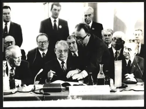 Fotografie Parteichef Michail Gorbatschow mit Ministerpräsident Tichonow und Aussenminister Gromyko im Jahr 1985