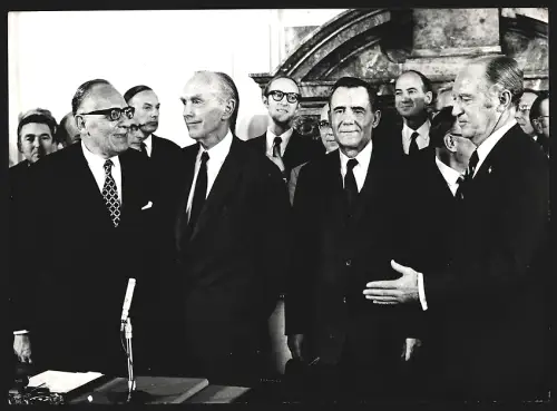 Fotografie Aussenminister Maurice Schumann, Sir Doulgas Home, Andrej Gromyko und William Rogers
