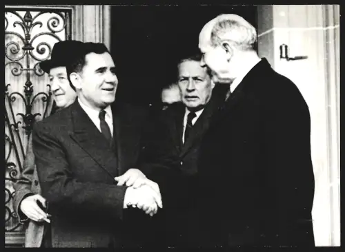 Fotografie Aussenminister der Sowjetunion Gromyko und Aussenminister Rusk beim Handschlag 1962