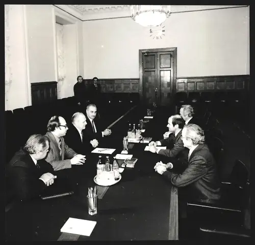 Fotografie Stellvertretender Vorsitzender des Ministerrats der Sowjetunion Nikolai Tichonow mit W. Korf von Korf Stahl