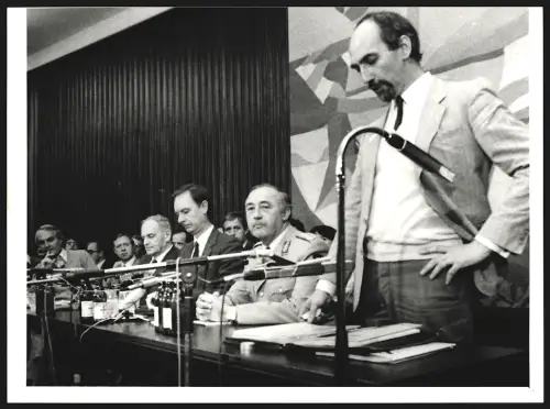 Fotografie Professoren Daniel Procktor, Klaus von Schubert, General Wolfgang Altenburg während einer Konferenz