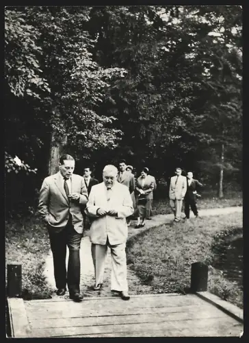 Fotografie Sowjetischer Vorsitzender des Ministerrats Nikolai Bulganin im Jahr 1955 beim Gartenempfang