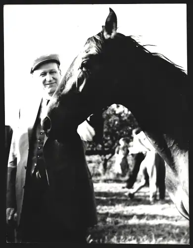 Fotografie Sowjetischer Botschafter Andrej Smirnow bei den Trakehner Pferden