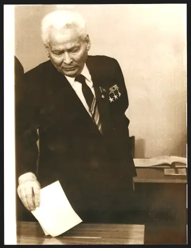 Fotografie Staats- und Parteichef der Sowjetunion Konstantin Tschernenko im Jahr 1985 bei Wahlen