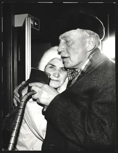 Fotografie Monika Schanzenbach mit dem Botschafter der BRD in in der Sowjetunion nach ihrer Freilassung 1986