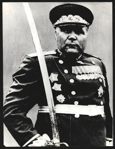 Fotografie Marschall Malinowski in Uniform mit Säbel, Nachfolger Schukows, im Jahr 1957