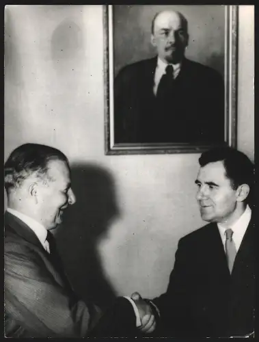 Fotografie Sowjetischer Aussenminister mit Selwyn Lloyd in Genf beim Handschlag bei einem Lenin-Portrait