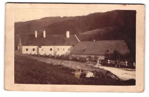Fotografie unbekannter Fotograf, Ansicht Spital am Semmering, Gebäude am Waldrand