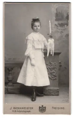 Fotografie J. Werkmeister, Freising, Amtsgerichtstr. 445, Mädchen mit Kerze zur Kommunion, Trockenstempel 1904