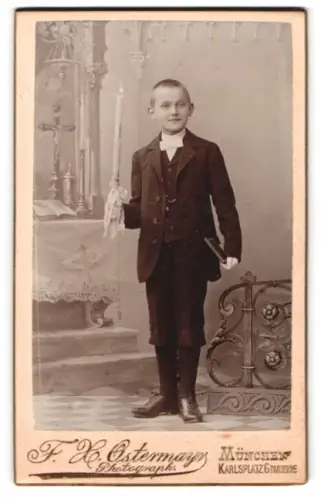 Fotografie F. X. Ostermayr, München, Karlsplatz 6, Porträt eines Jungen mit Kerze, Kommunion