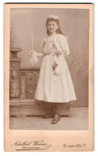 Fotografie Adalbert Werner, München, Elisen-Str. 7, Mädchen in weissem Kleid mit Kerze, Kommunion