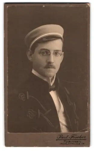 Fotografie Paul Fischer, Tübingen, Mühlstrasse 14, Porträt Paul T. als Student mit Tellermütze, Couleur und Brille 1920