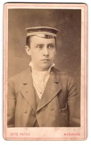 Fotografie Otto Patzig, Würzburg, unteres Mainquai, Porträt eines jungen Studenten mit Tellermütze und Couleur