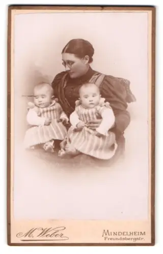 Fotografie M. Weber, Mindelheim, Freundsbergstrasse, Mutter mit Zwillingen, Mutterglück