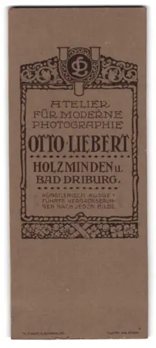 Fotografie Otto Liebert, Holzminden, Name des Ateliers in elegantem Rahmen, Monogramm des Fotografen