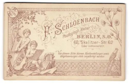 Fotografie F. Schloenbach, Berlin, Skalitzer Strasse 62, Kleiner Maler sitzt neben einem Fotoapparat, Vogel und Blumen