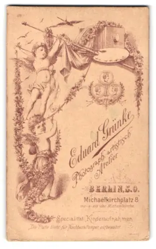 Fotografie Eduard Grünke, Berlin, Michaelkirchplatz 8, Engelchen mit Blumengirlanden, Malerpallette und Fotoapparat