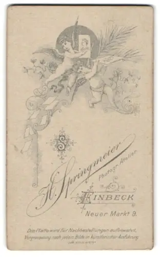 Fotografie H. Springmeier, Einbeck, Neuer Markt 9, Monogramm des Fotografen, Engel mit Fotografien vor Palmenzweigen