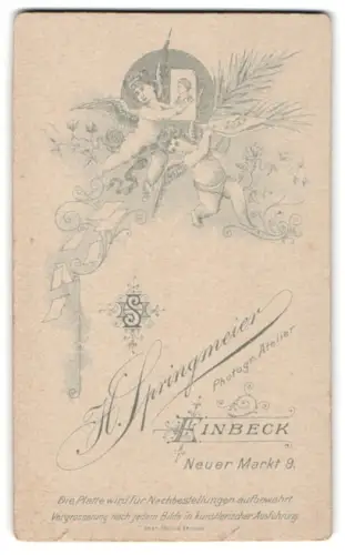 Fotografie H. Springmeier, Einbeck, Neuer Markt 9, Monogramm des Fotografen, Engel mit Fotografien und Rosen