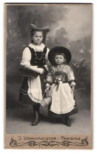 Fotografie J. Werkmeister, Freising, Amtsgerichtsstr. 9445, Zwei Mädchen in deutscher Tracht