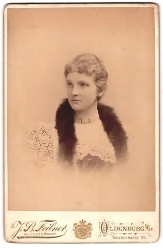 Fotografie J. B. Feilner, Oldenburg i. Gr., Rosenstrasse 29, Porträt Marie von Bülow, geb. Gräfin v. Dillen-Spiering 1895