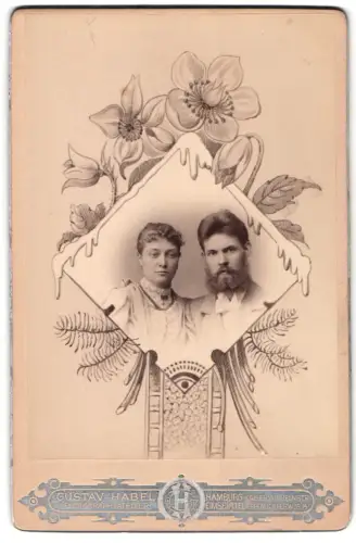 Fotografie Gustav Habel, Hamburg, Kaiser Wilhelmstr., Paar im Passepartout mit floraler Verzierung