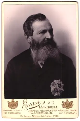 Fotografie Grass, Mannheim, Porträt eines Mannes mit Bart und Freimaurer-Logen Wappen mit Totenkopf