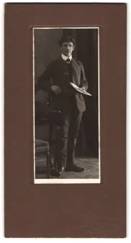 Fotografie R. Spreng, Basel, feierlicher Herr mit Buch, Trockenstempel
