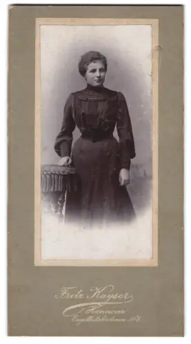 Fotografie Fritz Kayser, Hannover, Engelbostelerdamm 6, Porträt einer Frau im dunklen Kleid