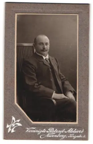 Fotografie Vereinigte Portrait Ateliers, Nürnberg, Königstrasse 3, Porträt eines Herren im Anzug