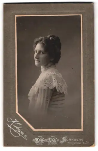 Fotografie Curt Kubica, Nürnberg, Königstrasse 33/37, Frau im Profil mit Spitzenkleid