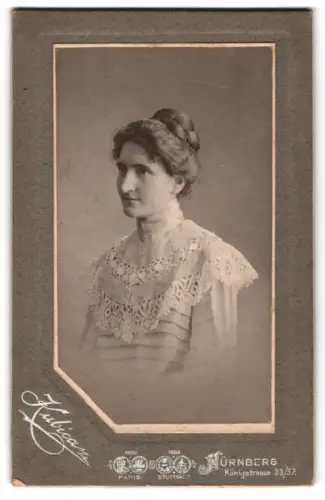Fotografie Curt Kubica, Nürnberg, Königstrasse 33/37, Porträt einer Dame mit Spitzenkragen