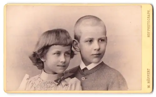 Fotografie W. Höffert, Leipzig, Petersbrücke, Porträt von zwei Kindern