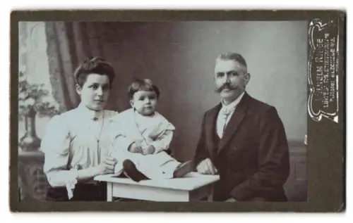 Fotografie Wilhelm Riege, Lüneburg, Familienporträt mit Kleinkind