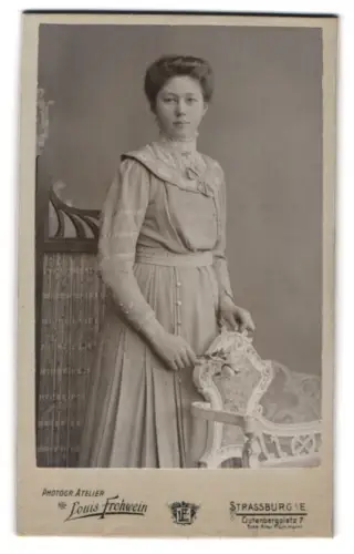 Fotografie Louis Frohwein, Strassburg, Gutenbergplatz 7, Junge Frau im eleganten Kleid