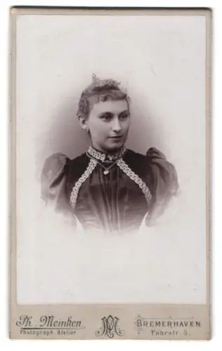 Fotografie Ph. Meinken, Bremerhaven, Fährstrasse 5, Porträt einer Dame in eleganter Garderobe