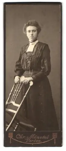 Fotografie Chr. Mönsted, Verden, Frau mit Stuhl