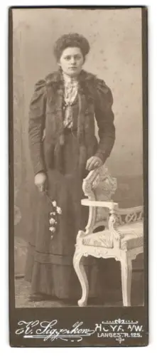 Fotografie H. Siggelkow, Hoya, Langestr. 125, Stehende Frau mit Blumen