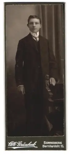 Fotografie Alb. Grüneck, Sonneberg, Bernhardstr. 15, Eleganter junger Mann im Anzug
