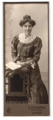 Fotografie H. Pickenpack, Stade, Frau in elegantem Kleid