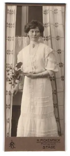 Fotografie H. Pickenpack, Stade, Frau in elegantem Kleid mit Blumenstrauss