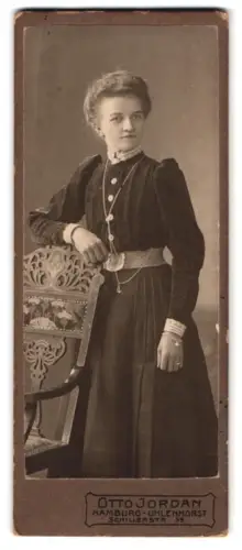 Fotografie Otto Jordan, Hamburg-Uhlenhorst, Schillerstr. 39, Dame im eleganten Kleid
